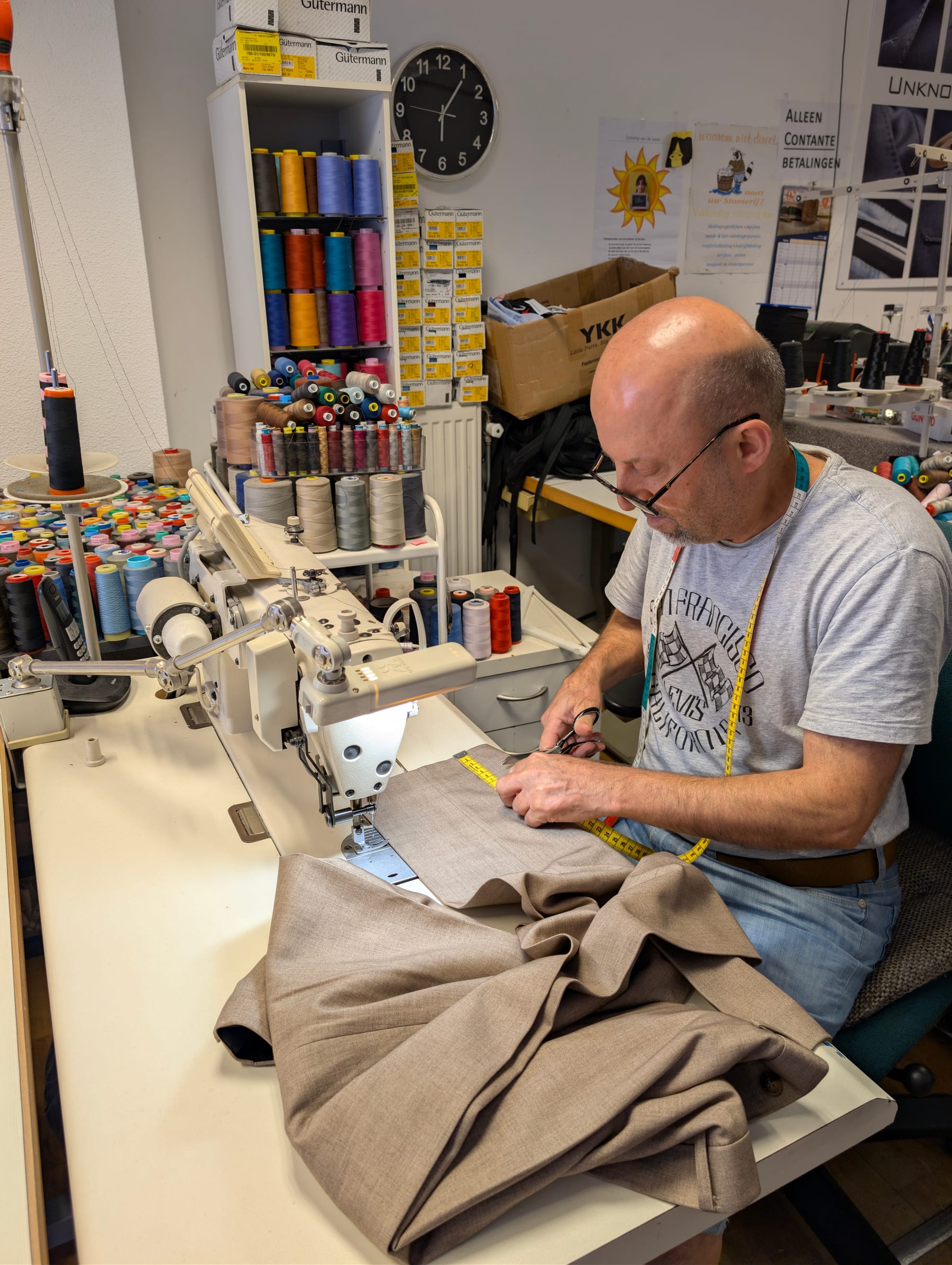 Kledingstuk wordt op maat gespeld voor reparatie